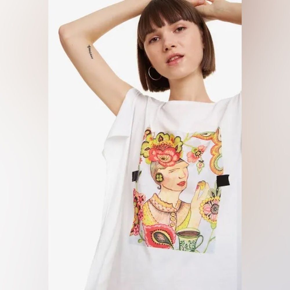 Desigual Women's White Patty Floral Tshirt with arm slits Size Medium GUC